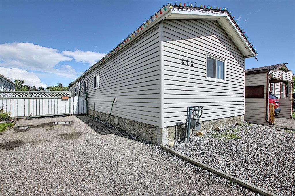 222 Erin Woods Circle SE, Calgary, AB, T2B 3E1 A1011948 Smith