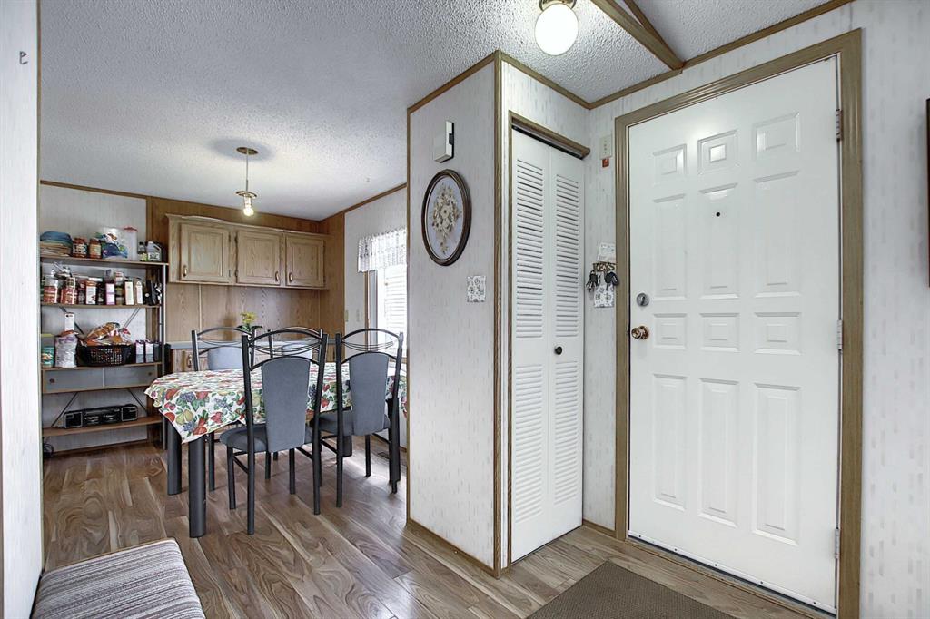 222 Erin Woods Circle SE, Calgary, AB, T2B 3E1 A1011948 Smith