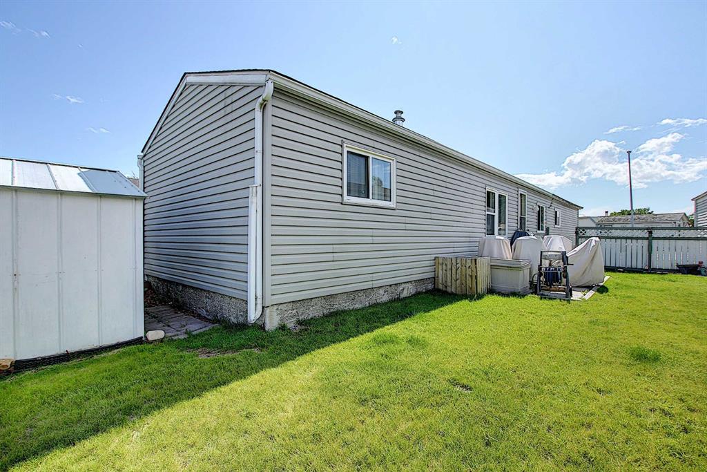 222 Erin Woods Circle SE, Calgary, AB, T2B 3E1 A1011948 Smith