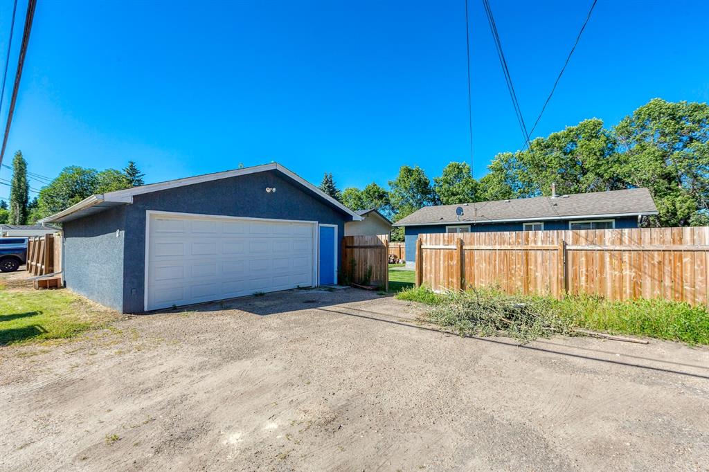 12 Grand Park Crescent, Camrose, AB, T4V 1M9 A1017508 Tracy Brandingen