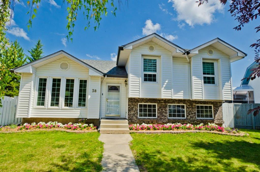 38 Greenview Crescent, Strathmore, AB A1020011 Michelle Eldjarnson