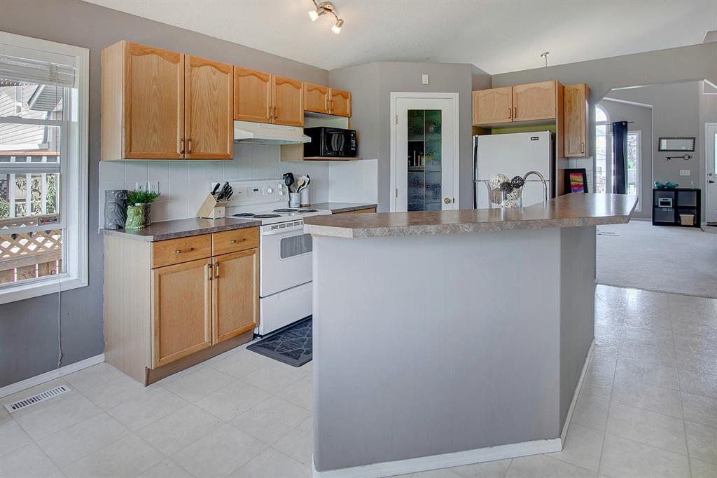 38 Canoe Circle SW, Airdrie, AB A1020103 Mari Carr Real Estate