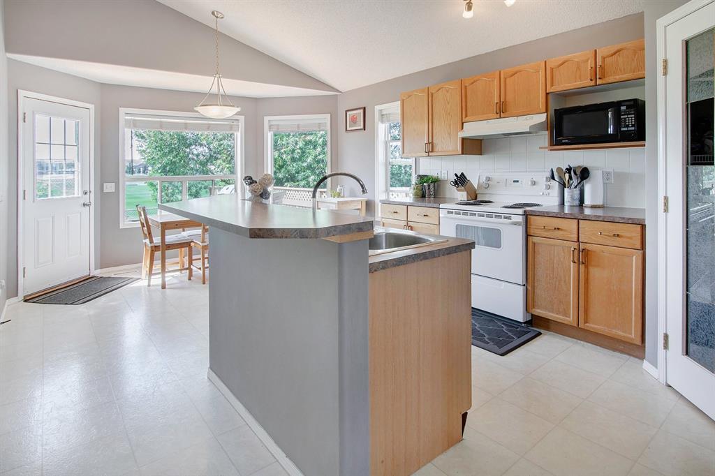 38 Canoe Circle SW, Airdrie, AB, T4B 2L6 A1020103 Mari Carr Real Estate