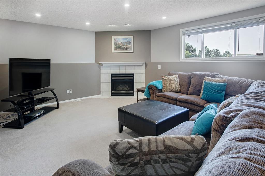 38 Canoe Circle SW, Airdrie, AB, T4B 2L6 A1020103 Mari Carr Real Estate