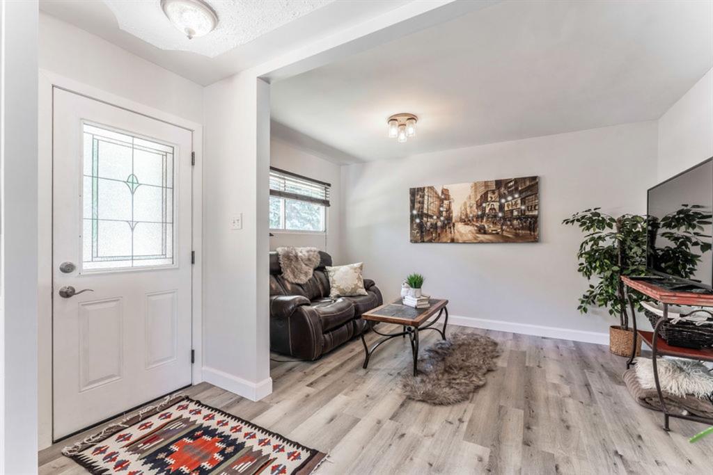 21 White Oak Crescent SW, Calgary, AB, T3C 3J7 A1026011 Andrea