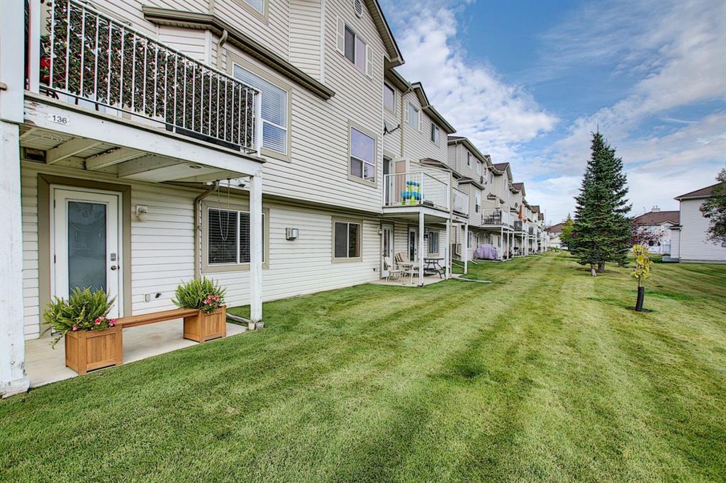 136 Douglas Glen Park SE, Calgary, AB, T2Z 3Z3 A1036137 Sarah Johnston