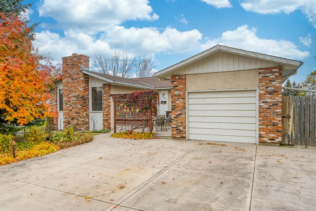 363 Queen Charlotte Drive SE, Calgary, AB, T2J 4H1 A1041581 Simply