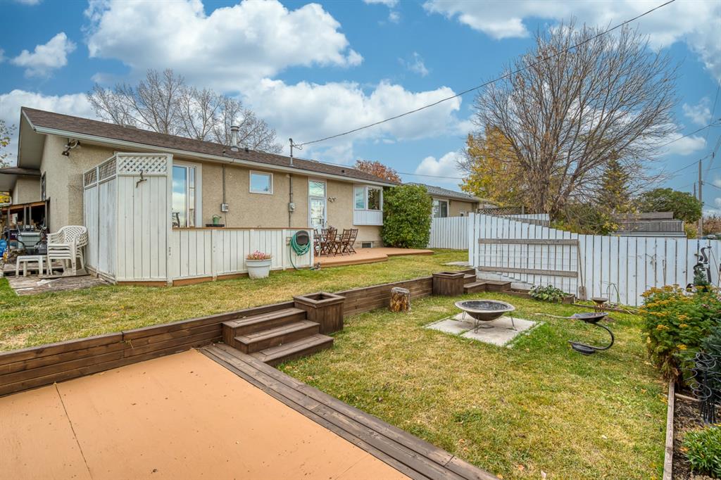 363 Queen Charlotte Drive SE, Calgary, AB, T2J 4H1 A1041581 Simply