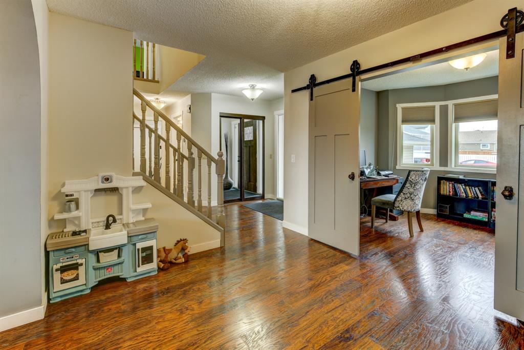 1543 Meadowbrook Drive SE, Airdrie, AB, T4A 2B2 A1043834 Mari Carr