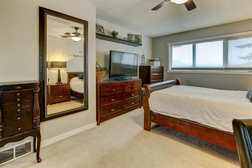 1543 Meadowbrook Drive SE, Airdrie, AB, T4A 2B2 A1043834 Mari Carr