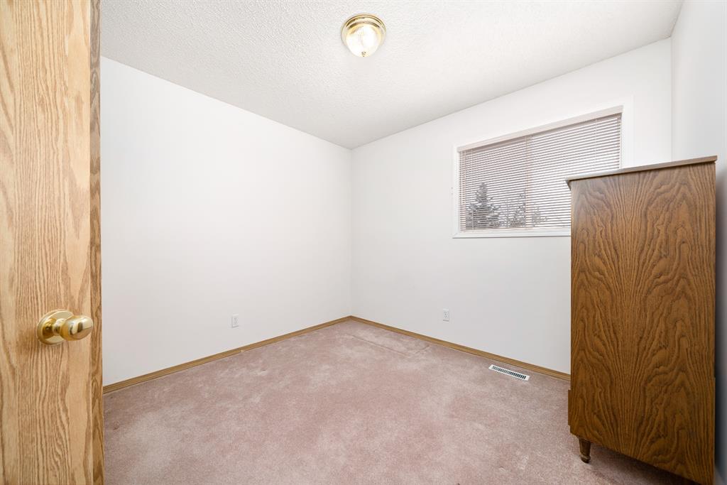 18 Hidden Hills Way NW, Calgary, AB A1049321 Robyn Moser