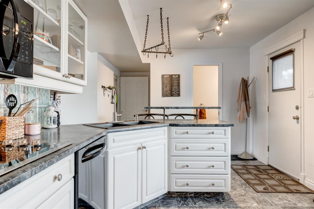 352 4525 31 Street SW, Calgary, AB, T3E 2P8 A1052560 Mari Carr