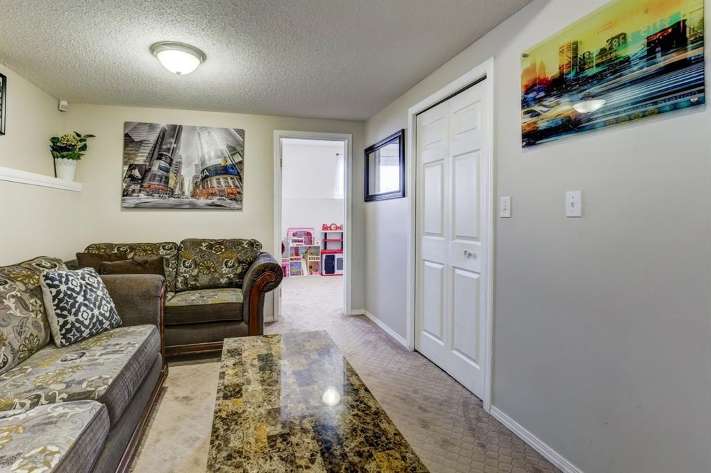 345 Martindale Drive NE, Calgary, AB A1088920 Mari Carr Real Estate