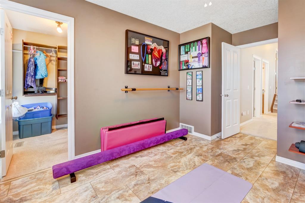 2174 Hillcrest Green SW, Airdrie, AB A1097177 Mari Carr Real Estate