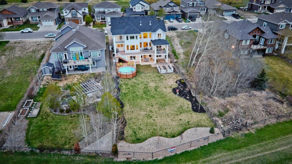 1045 Hillcrest Manor Estate, Strathmore, AB A1108838 Carey Rose