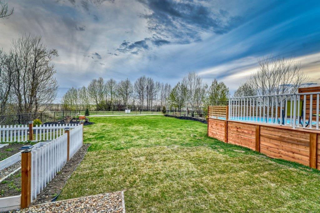1045 Hillcrest Manor Estate, Strathmore, AB A1108838 Carey Rose