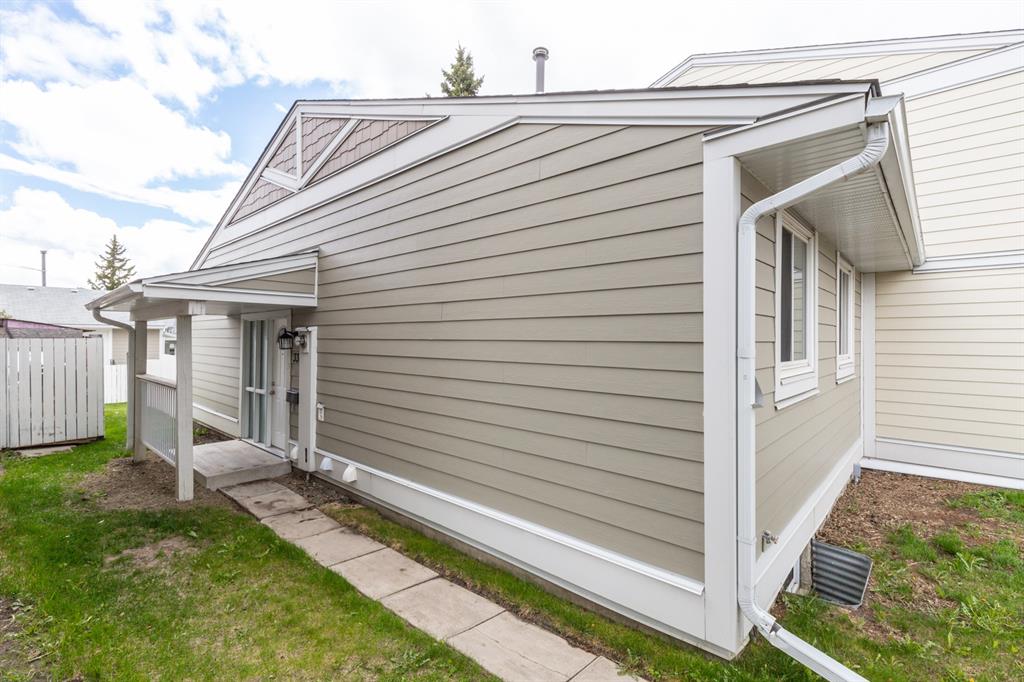 338 Villas NE, Calgary, AB, T2A 7E2 A1111006 Heart & Sold Ashlee Samaska