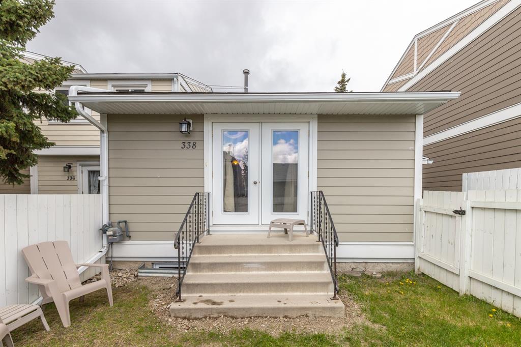 338 Villas NE, Calgary, AB, T2A 7E2 A1111006 Heart & Sold Ashlee Samaska