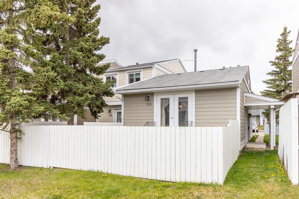 338 Villas NE, Calgary, AB, T2A 7E2 A1111006 Heart & Sold