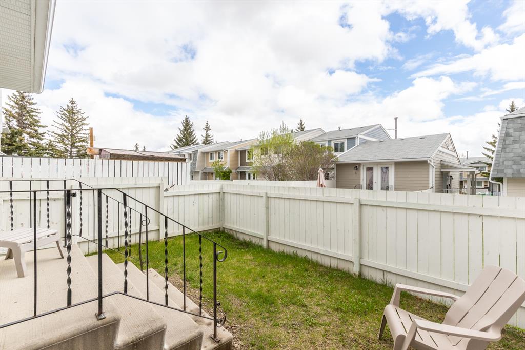 338 Villas NE, Calgary, AB, T2A 7E2 A1111006 Heart & Sold