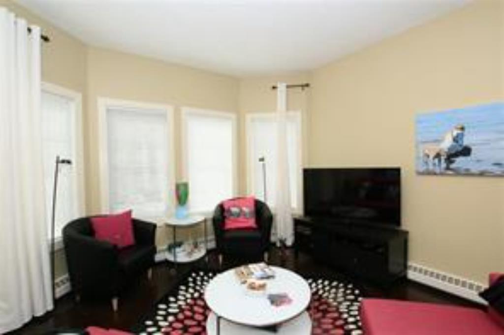 246 60 Royal Oak Plaza NW, Calgary, AB, T3G 4N4 A1113704 Zeena Taghvai