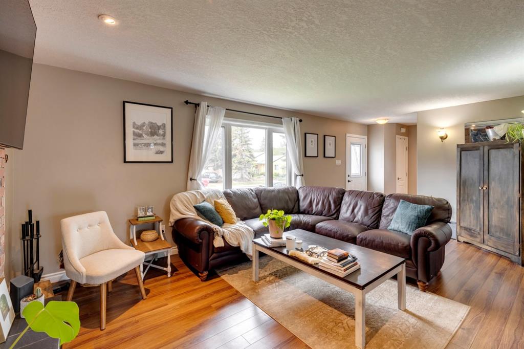 8132 47 Avenue NW, Calgary, AB, T3B 1Z5 A1114097 Chris Richter