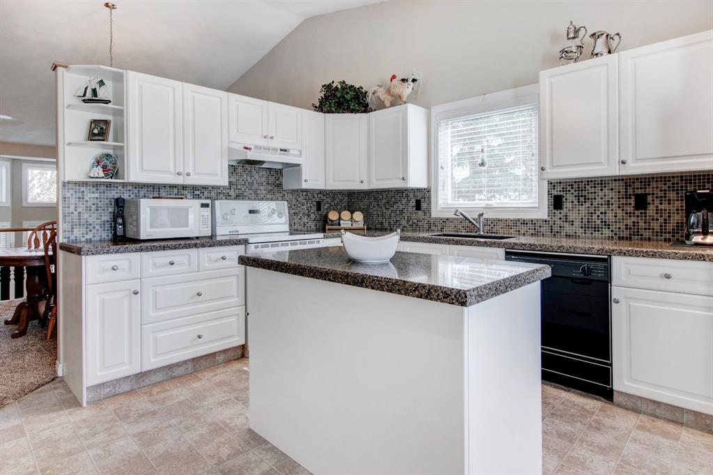 1823 Meadowbrook Gate SE, Airdrie, AB, T4A 2B4 A1118322 Mari Carr