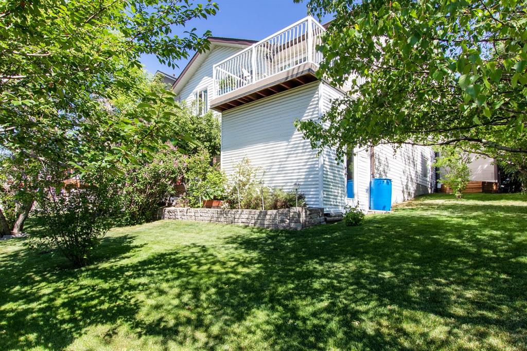 1823 Meadowbrook Gate SE, Airdrie, AB, T4A 2B4 A1118322 Mari Carr