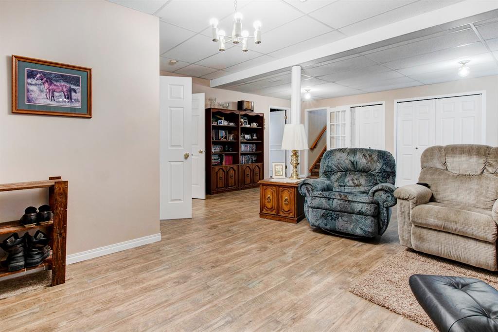 1823 Meadowbrook Gate SE, Airdrie, AB, T4A 2B4 A1118322 Mari Carr Real Estate