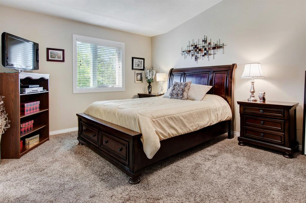 1823 Meadowbrook Gate SE, Airdrie, AB, T4A 2B4 A1118322 Mari Carr