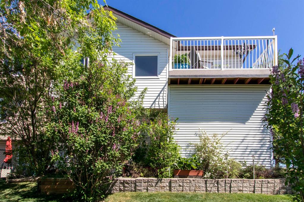 1823 Meadowbrook Gate SE, Airdrie, AB, T4A 2B4 A1118322 Mari Carr