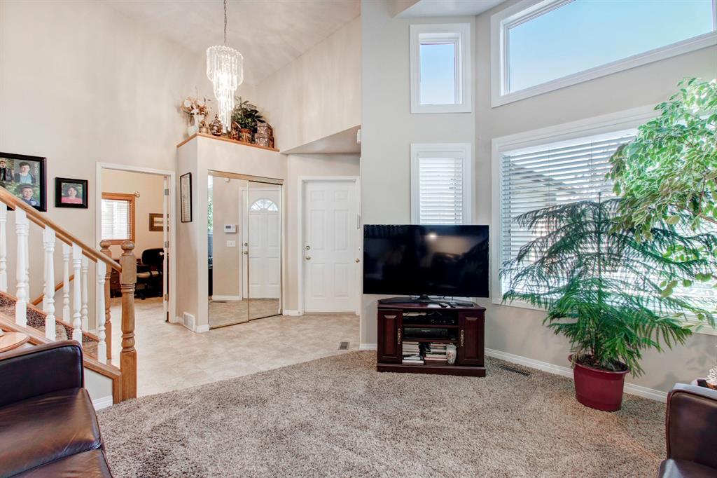 1823 Meadowbrook Gate SE, Airdrie, AB, T4A 2B4 A1118322 Mari Carr