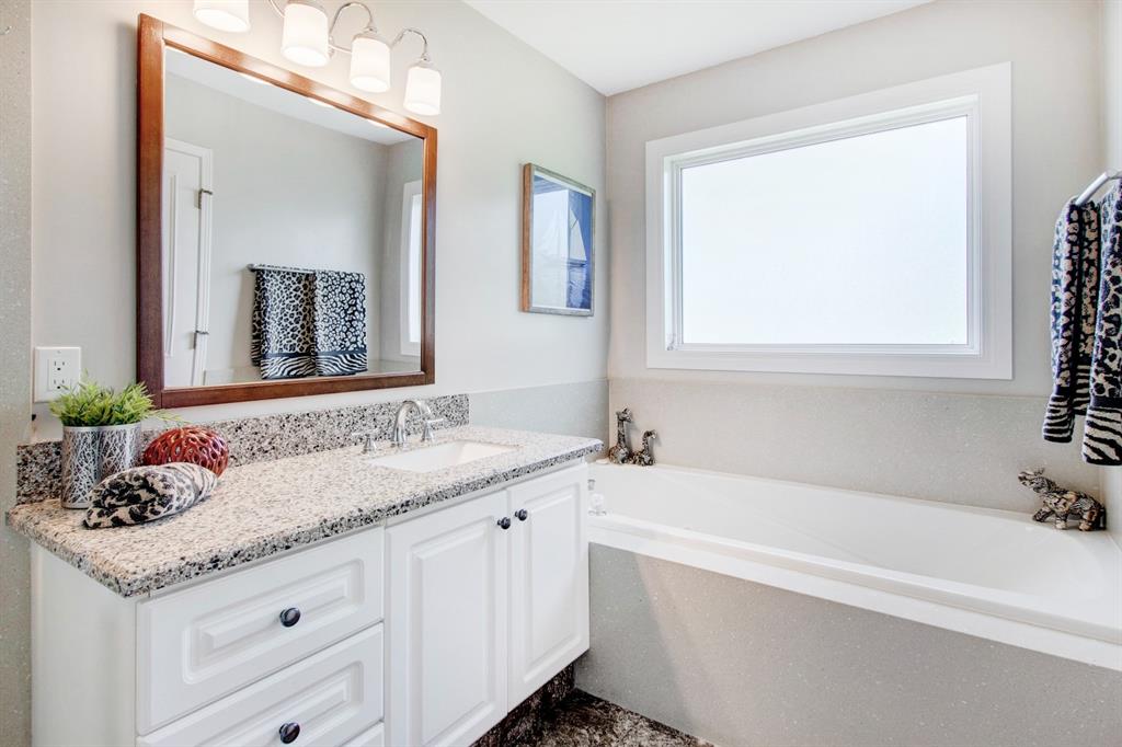 1823 Meadowbrook Gate SE, Airdrie, AB, T4A 2B4 A1118322 Mari Carr