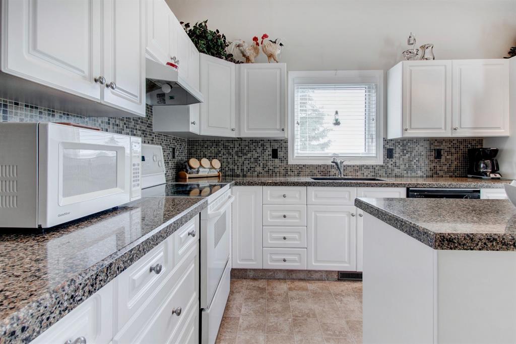 1823 Meadowbrook Gate SE, Airdrie, AB, T4A 2B4 A1118322 Mari Carr