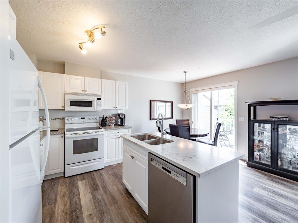 147 Hillview Terrace, Strathmore, AB, T1P 1X2 A1118394 Heart & Sold