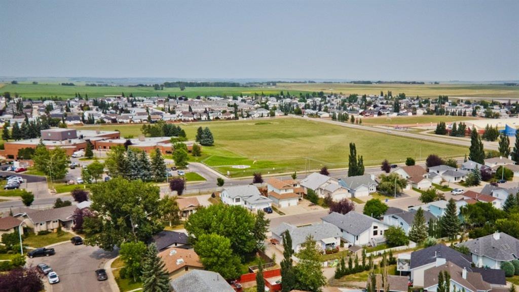213 Maple Grove Crescent, Strathmore, AB A1137144 Michelle Eldjarnson