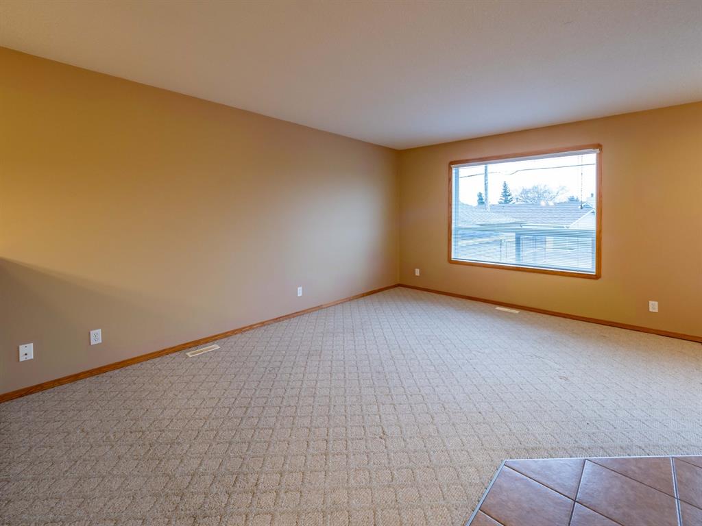 Unit C 132 Centre Street, Strathmore, AB, T1P 0C5 A1162766 Heart