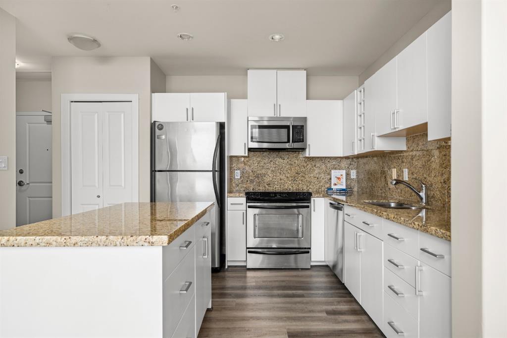 2401 77 Spruce Place SW, Calgary, AB, T3C 3X6 A1237921 Robyn Moser