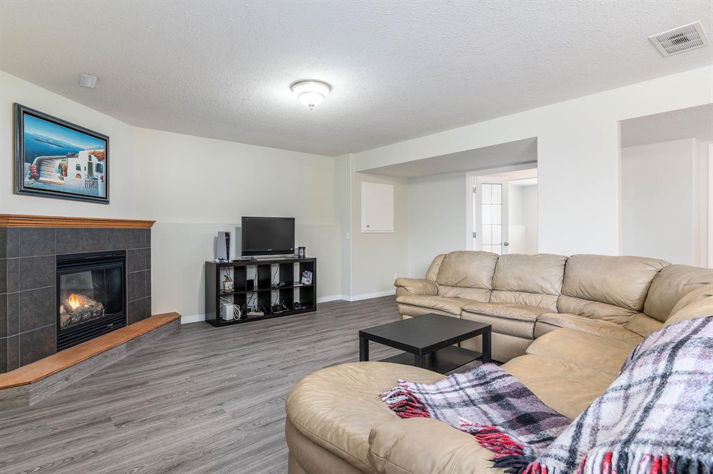 541 Hillview Gate, Strathmore, AB, T1P1Z6 A2016420 Heart & Sold