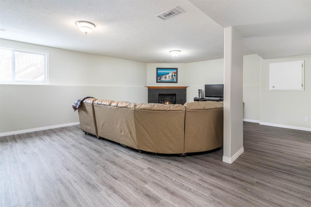 541 Hillview Gate, Strathmore, AB, T1P1Z6 A2016420 Heart & Sold