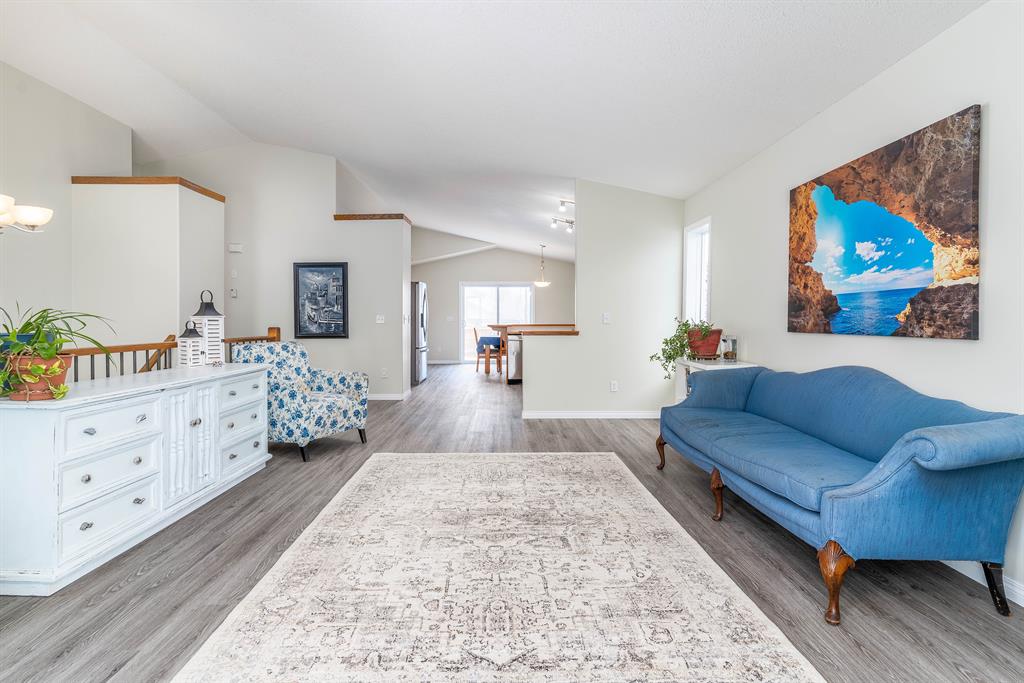 541 Hillview Gate, Strathmore, AB, T1P1Z6 A2016420 Heart & Sold