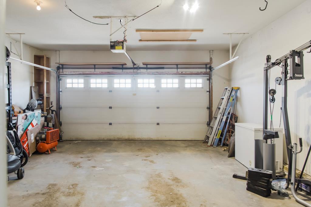 11825 Crystal Lake Drive, Grande Prairie, AB, T8X 1M2 A2026812 Team