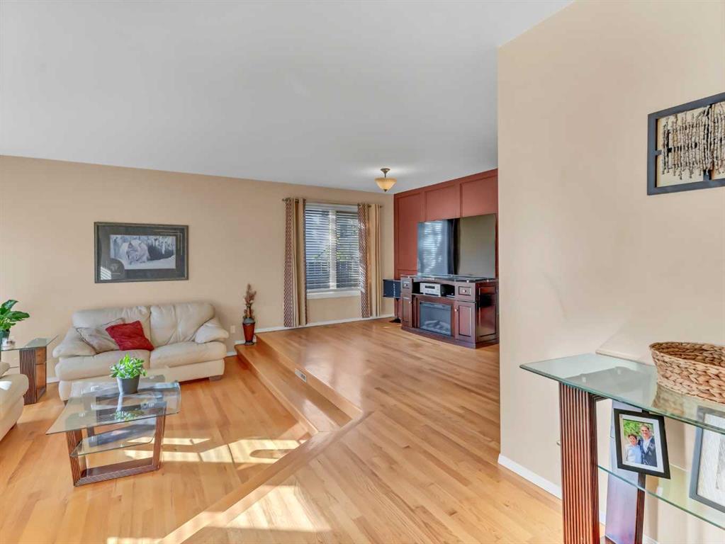 8 Ross View Place SE, Medicine Hat, AB, T1B 3B2 A2173669 Devon Felesky