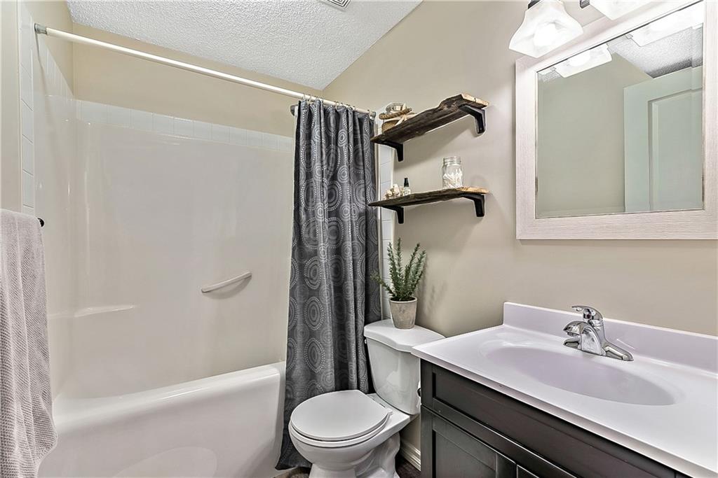 185 Cimarron Drive, Okotoks, AB, T1S 2P4 C4229005 Andrea WiltonClark