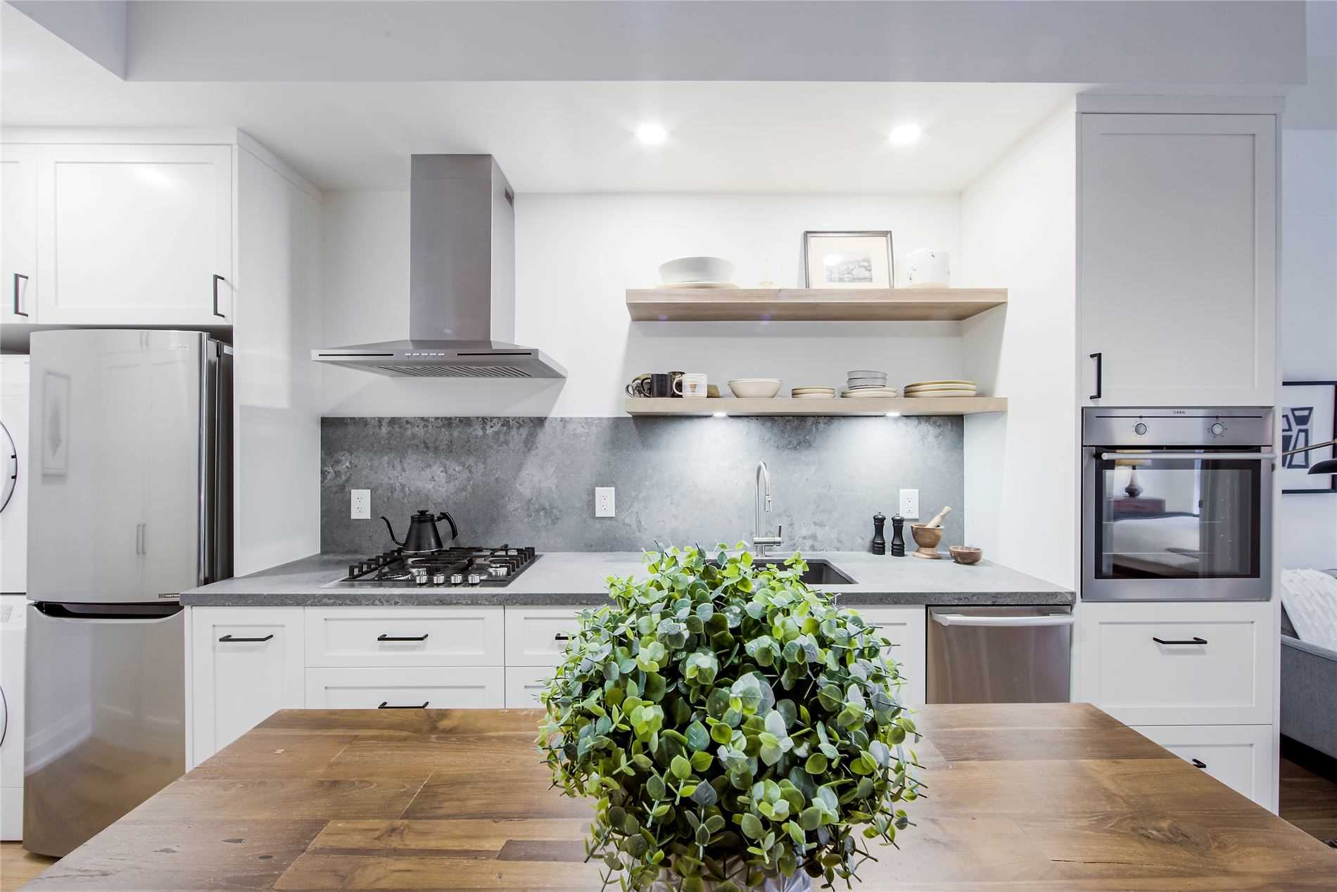 519 1 Shaw Street, Toronto, ON, M6K0A1 C5053233 Gus Papaioannou • Sales Representative