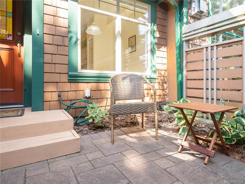 1 3860 Cadboro Bay Road, Saanich, BC, V8N 4G4 827436 Anke Venema