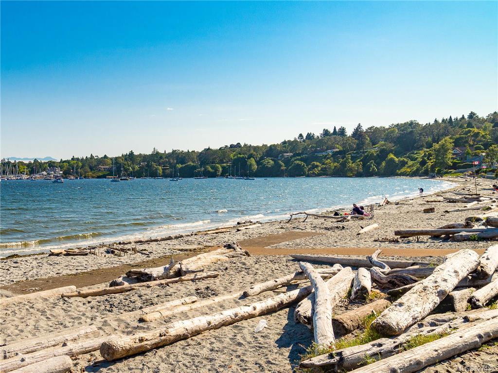 1 3860 Cadboro Bay Road, Saanich, BC, V8N 4G4 827436 Anke Venema