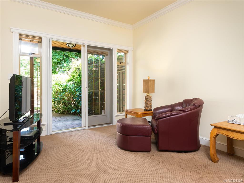 1 3860 Cadboro Bay Road, Saanich, BC, V8N 4G4 827436 Anke Venema