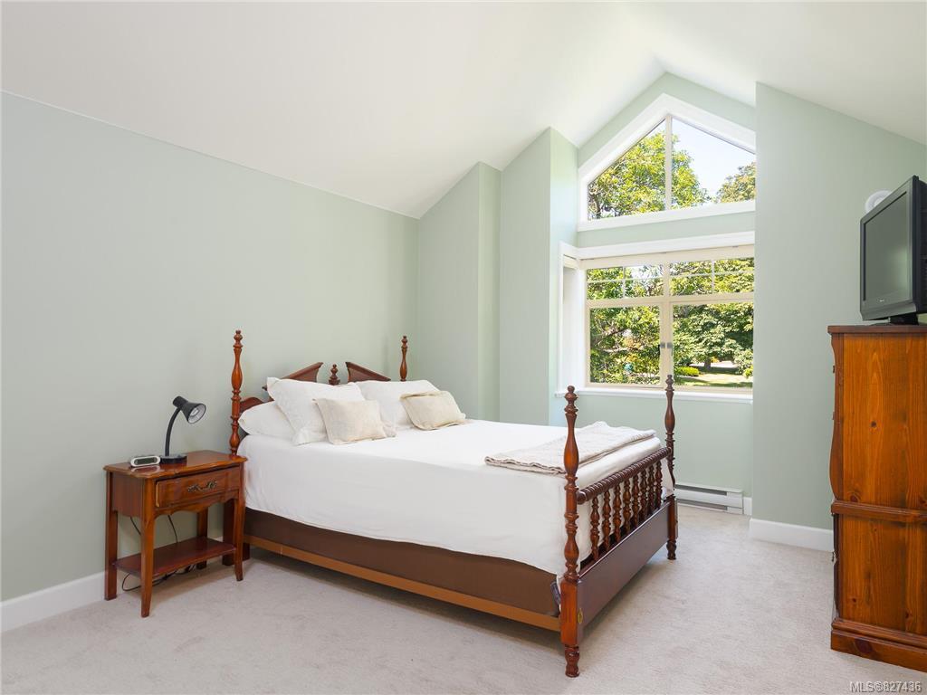 1 3860 Cadboro Bay Road, Saanich, BC, V8N 4G4 827436 Anke Venema