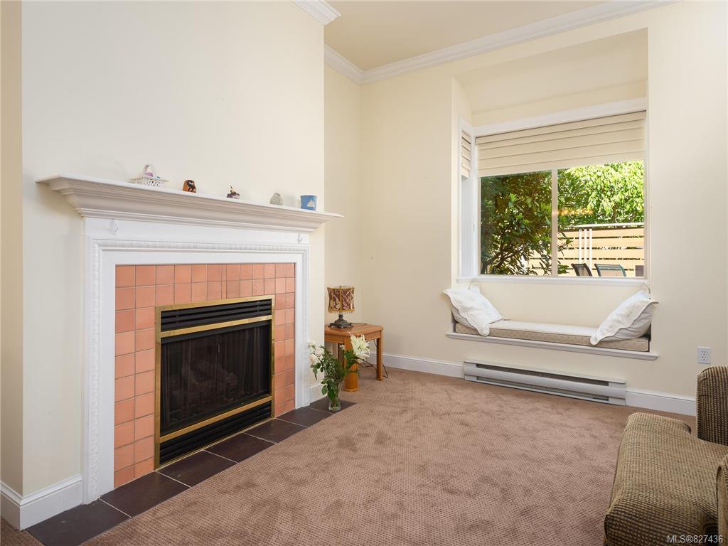 1 3860 Cadboro Bay Road, Saanich, BC, V8N 4G4 827436 Anke Venema